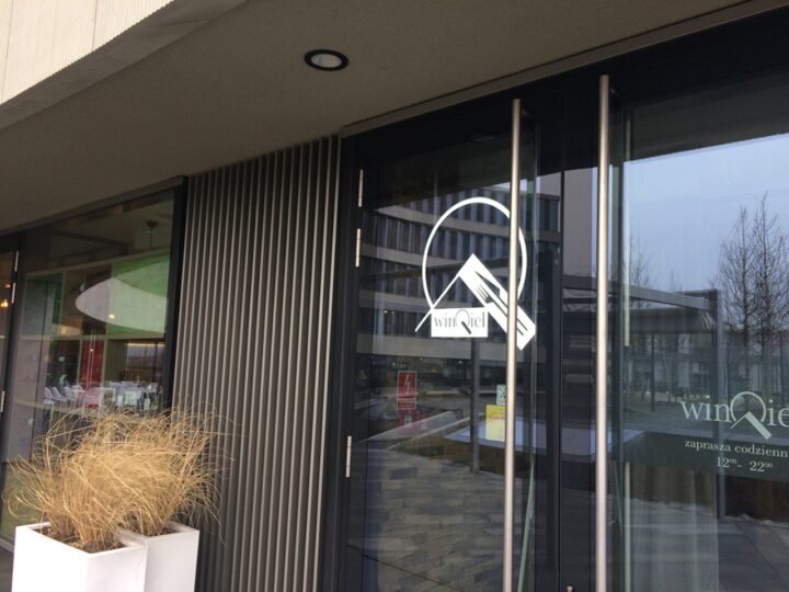 Logotypy 3D dla restauracji Winqiel w Warszawie – zdjęcie realizacji 2