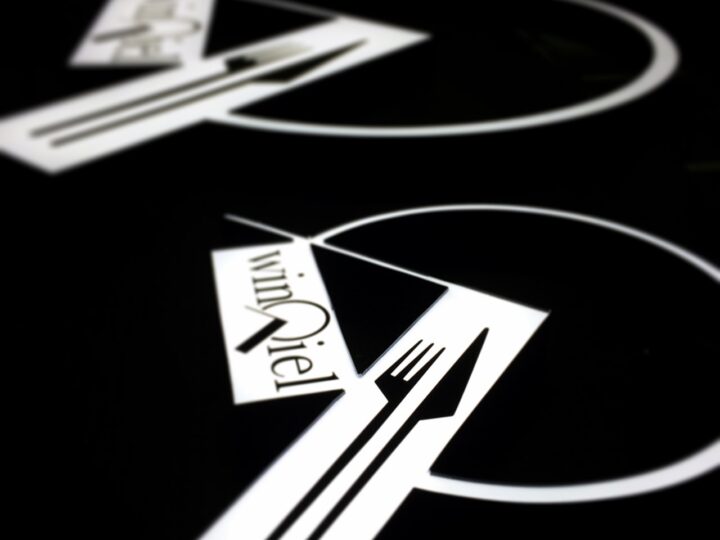 Logotypy 3D dla restauracji Winqiel w Warszawie – zdjęcie realizacji 4