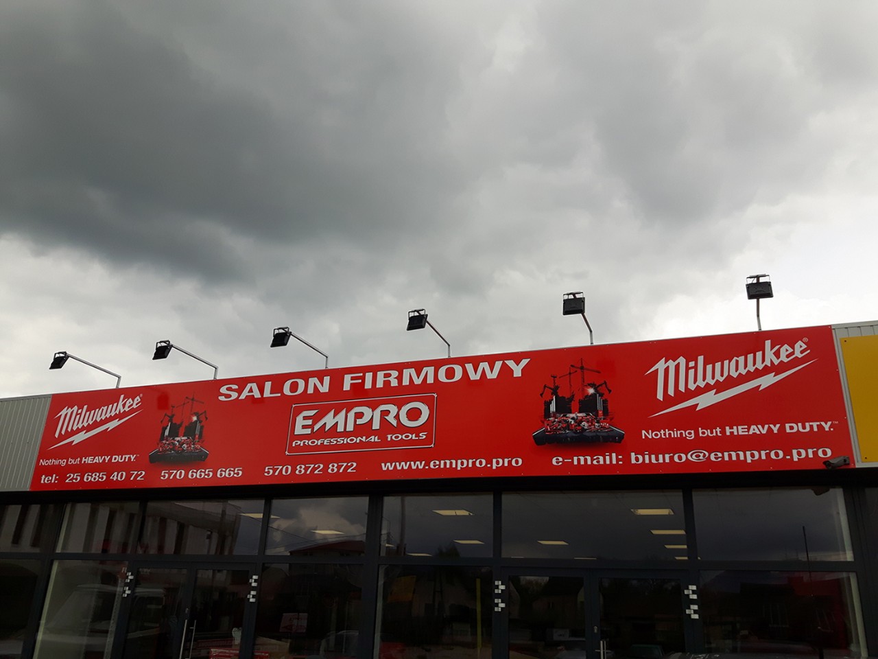 Szyld dla salonu firmowego Milwaukee EMPRO