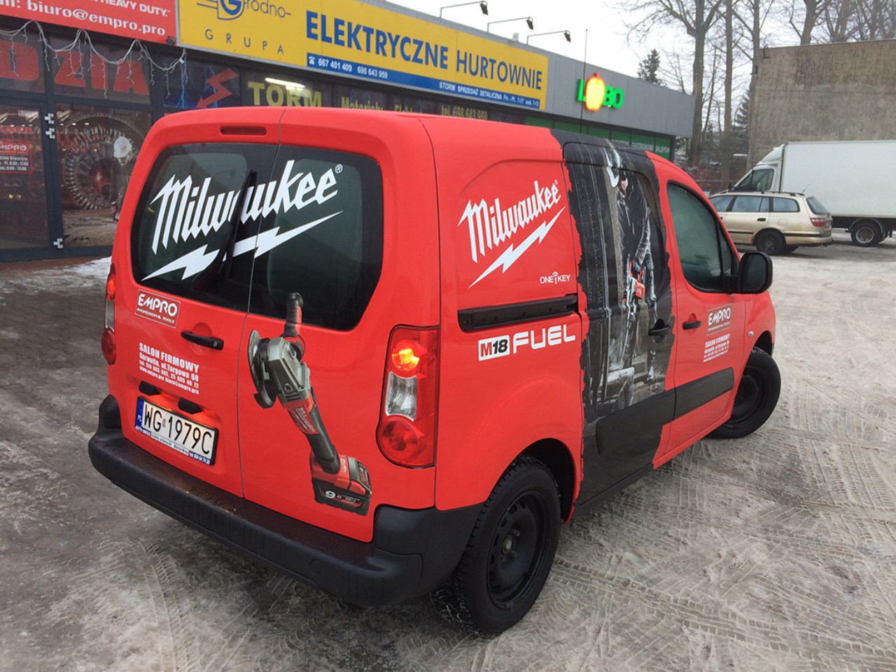 Oklejony Peugeot Partner firmy Milwaukee EMPRO