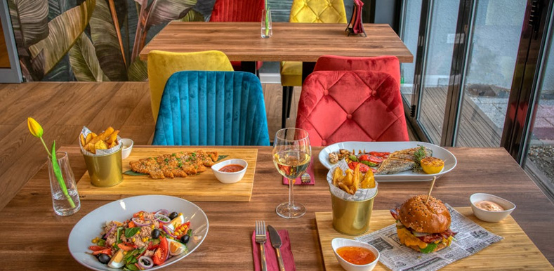 Kasetony reklamowe dla restauracji - jak zwiększyć ruch w sezonie letnim?